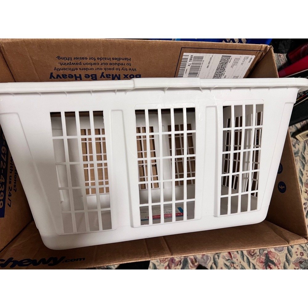 Rubbermaid White Plastic Laundry Basket 1.25 Bushel 44L Rectangular 2965